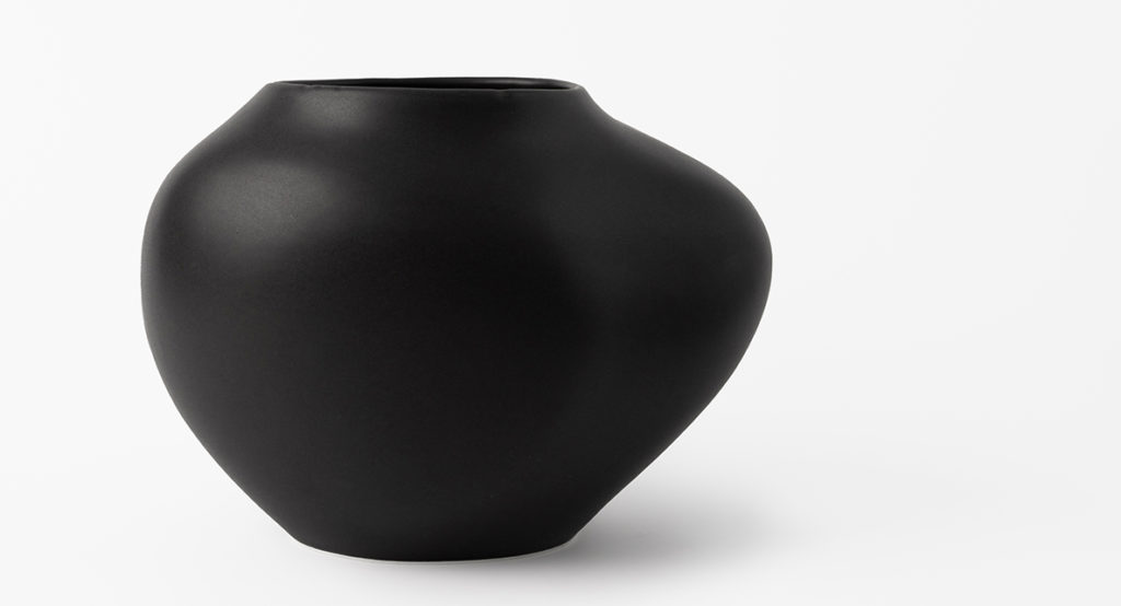 Pebble vase in black