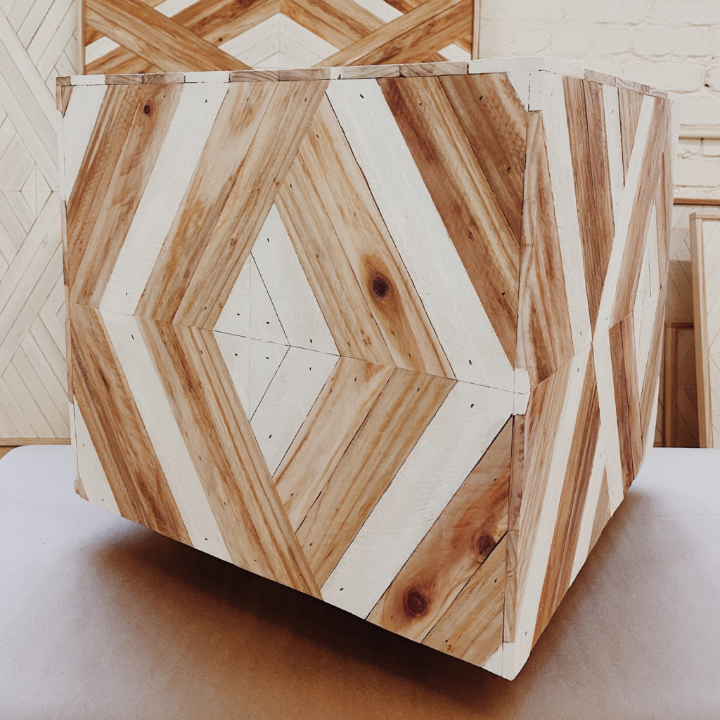 Float cube in natural and white